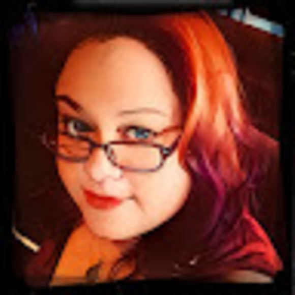 Meet your 5 ⭐️ Posh Ambassador,Jamie. Fast Shipper! Great deals! - Picture 1 of 2